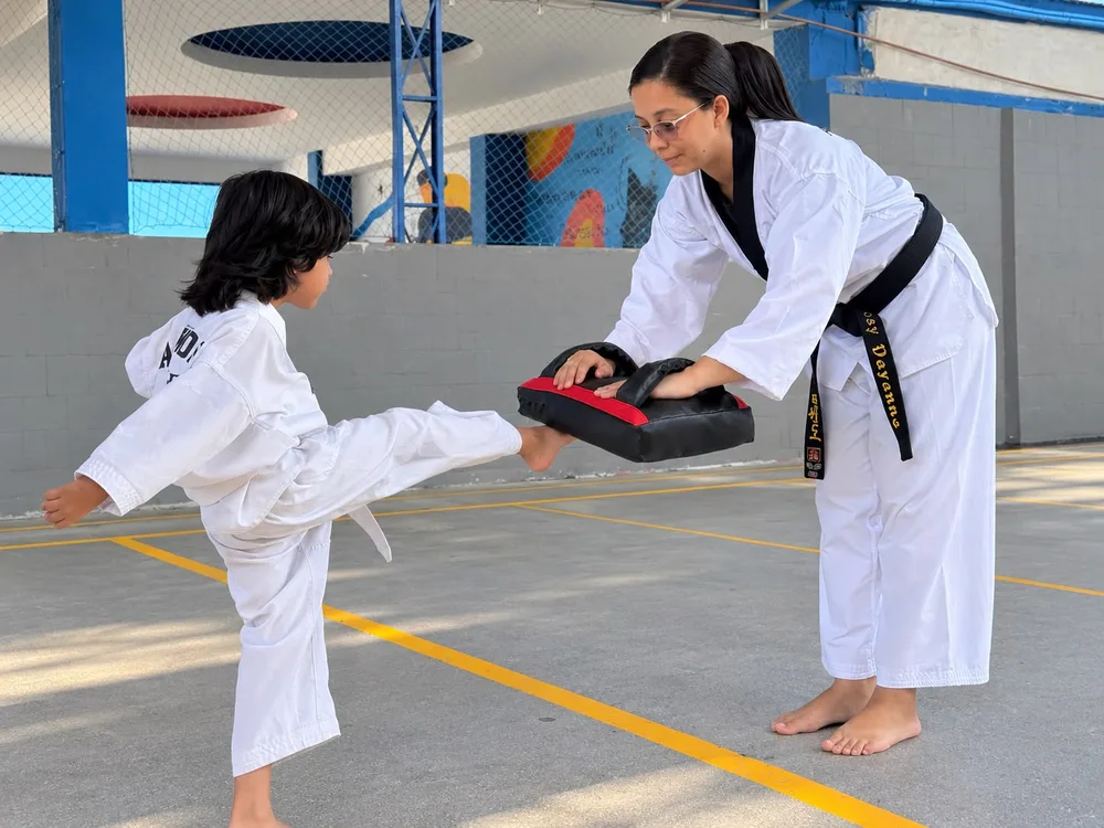 Aula de taekwondo no Colégio Modelo